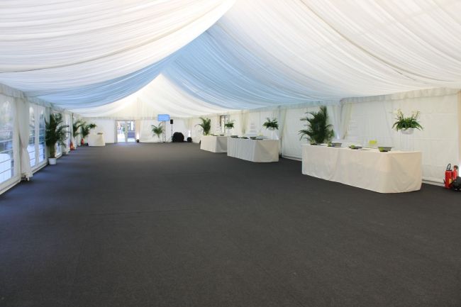 Moquette, vélum, éclairage dans cette tente louée a Rouen